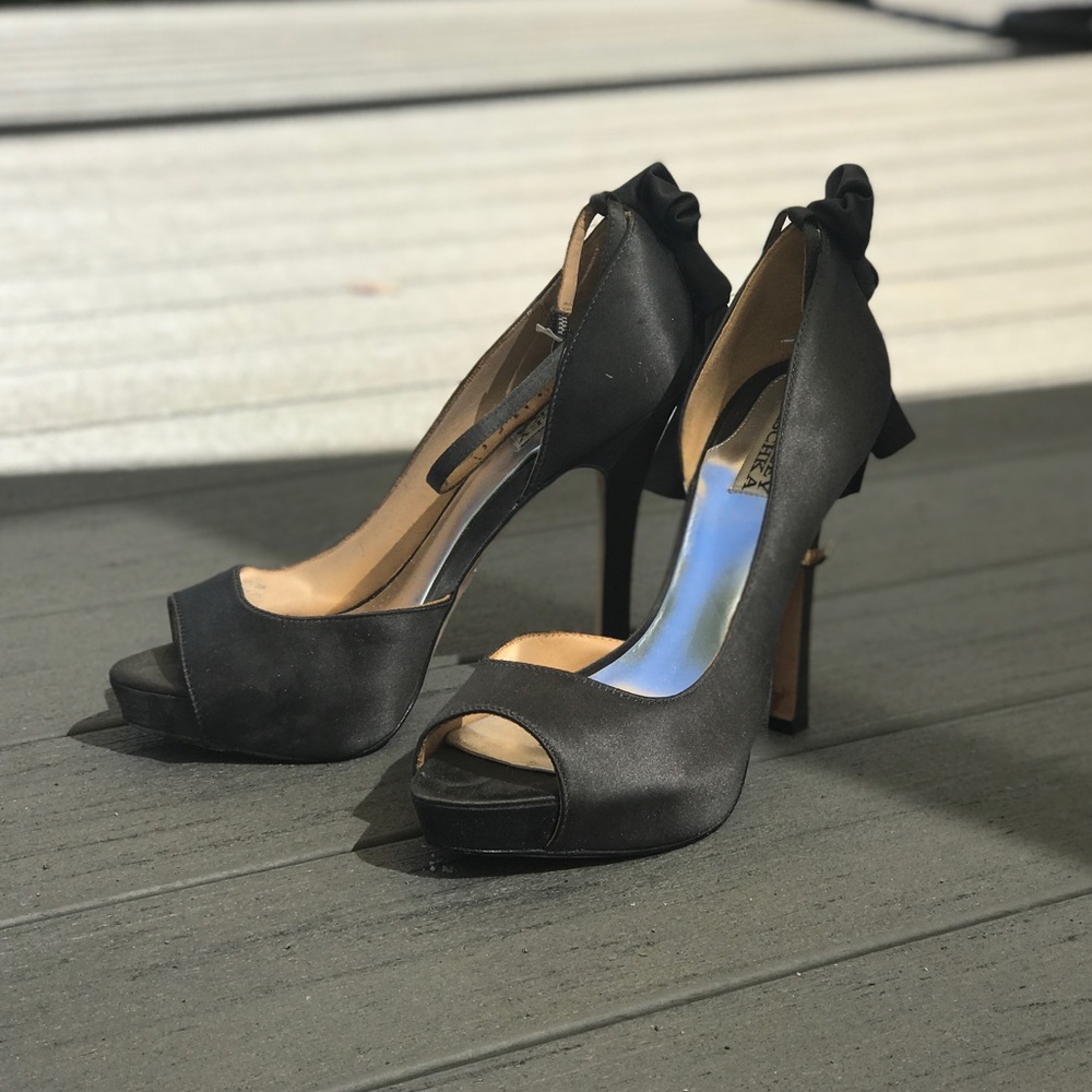 Badgley Mischka gray pumps
